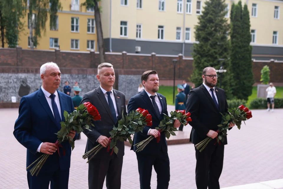 Василий Анохин: Сегодня в рамках визита Чрезвычайного и Полномочного Посла Республики Беларусь в Российской Федерации Юрия Михайловича Селиверстова совместно с членами белорусской делегации возложили цветы в Сквере Памяти... Василий Анохин: Сегодня в рамках визита Чрезвычайного и Полномочного Посла Республики Беларусь в Российской Федерации Юрия Михайловича Селиверстова совместно с членами белорусской делегации возложили цветы в Сквере Памяти...