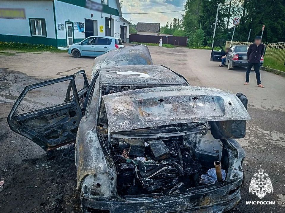Два автомобиля уничтожены огнём на дорогах Гагаринского округа Два автомобиля уничтожены огнём на дорогах Гагаринского округа