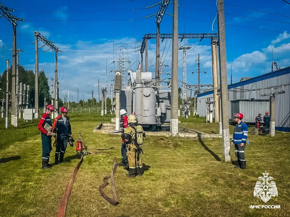 Пожарные и энергетики ликвидировали условное возгорание трансформатора в Кардымово Пожарные и энергетики ликвидировали условное возгорание трансформатора в Кардымово