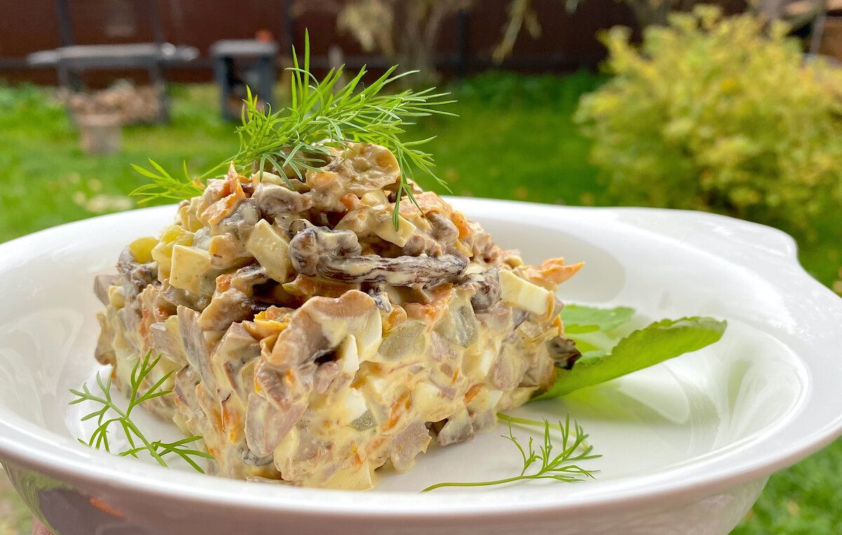Салат с печенкой и грибами: секреты приготовления