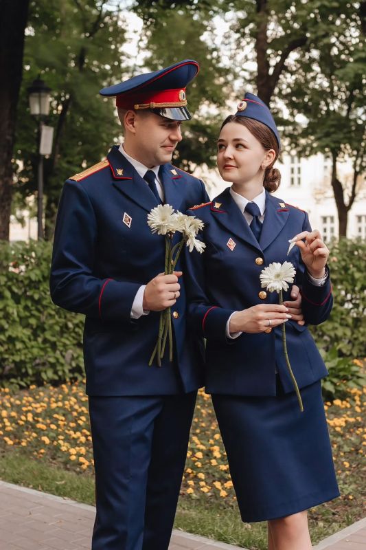 Продолжает наш фотопроект «Семья-основа счастья!» пара молодоженов: старший следователь Демидовского межрайонного следственного отдела СУ СКР по Смоленской области старший лейтенант юстиции Дарья Новикова и старший... Продолжает наш фотопроект «Семья-основа счастья!» пара молодоженов: старший следователь Демидовского межрайонного следственного отдела СУ СКР по Смоленской области старший лейтенант юстиции Дарья Новикова и старший...