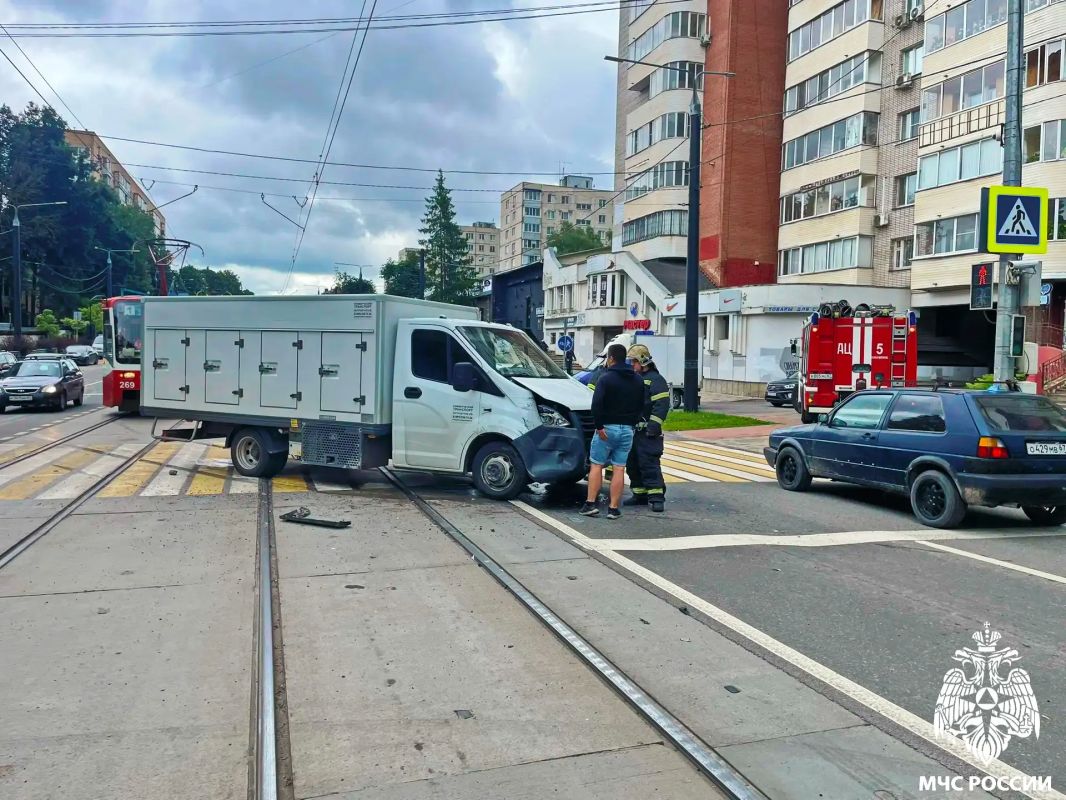На улице Николаева в Смоленске произошло столкновение легкового и грузового автомобилей На улице Николаева в Смоленске произошло столкновение легкового и грузового автомобилей