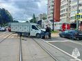 В центре Смоленска столкнулись легковушка и грузовик