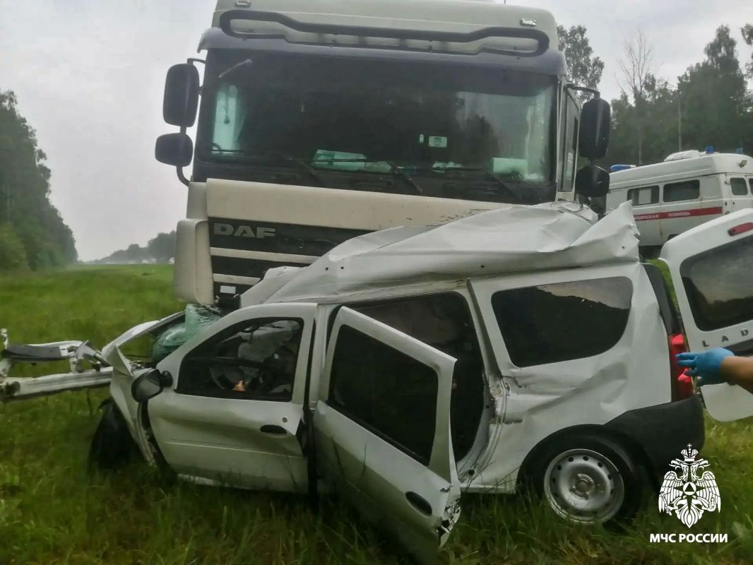 С помощью гидравлического аварийно-спасательного инструмента и бензореза тела погибших деблокированы из искореженного автомобиля С помощью гидравлического аварийно-спасательного инструмента и бензореза тела погибших деблокированы из искореженного автомобиля