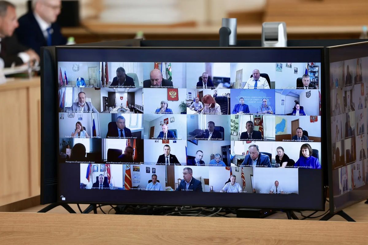 Василий Анохин: Выпускники школ сейчас принимают одно из важнейших решений – выбирают будущую профессию Василий Анохин: Выпускники школ сейчас принимают одно из важнейших решений – выбирают будущую профессию