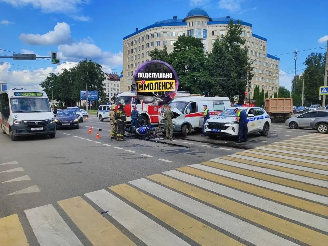 В центре Смоленска произошло ДТП с мотоциклом и каретой скорой помощи В центре Смоленска произошло ДТП с мотоциклом и каретой скорой помощи