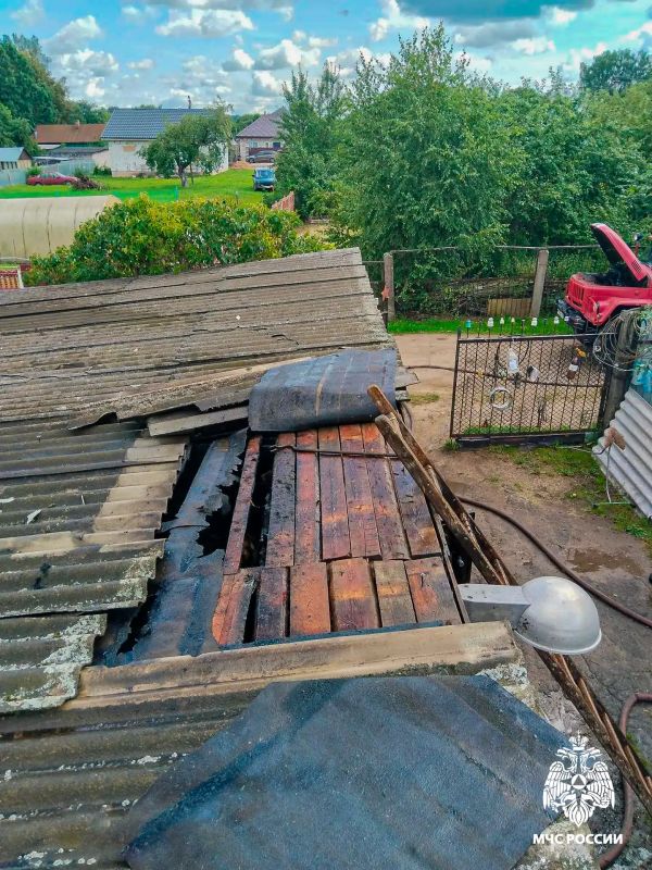 Из-за неисправной проводки загорелся сарай Из-за неисправной проводки загорелся сарай