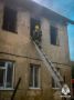 В Смоленске на улице Лавочкина сотрудники МЧС России ликвидируют пожар в квартире на втором этаже двухэтажного дома