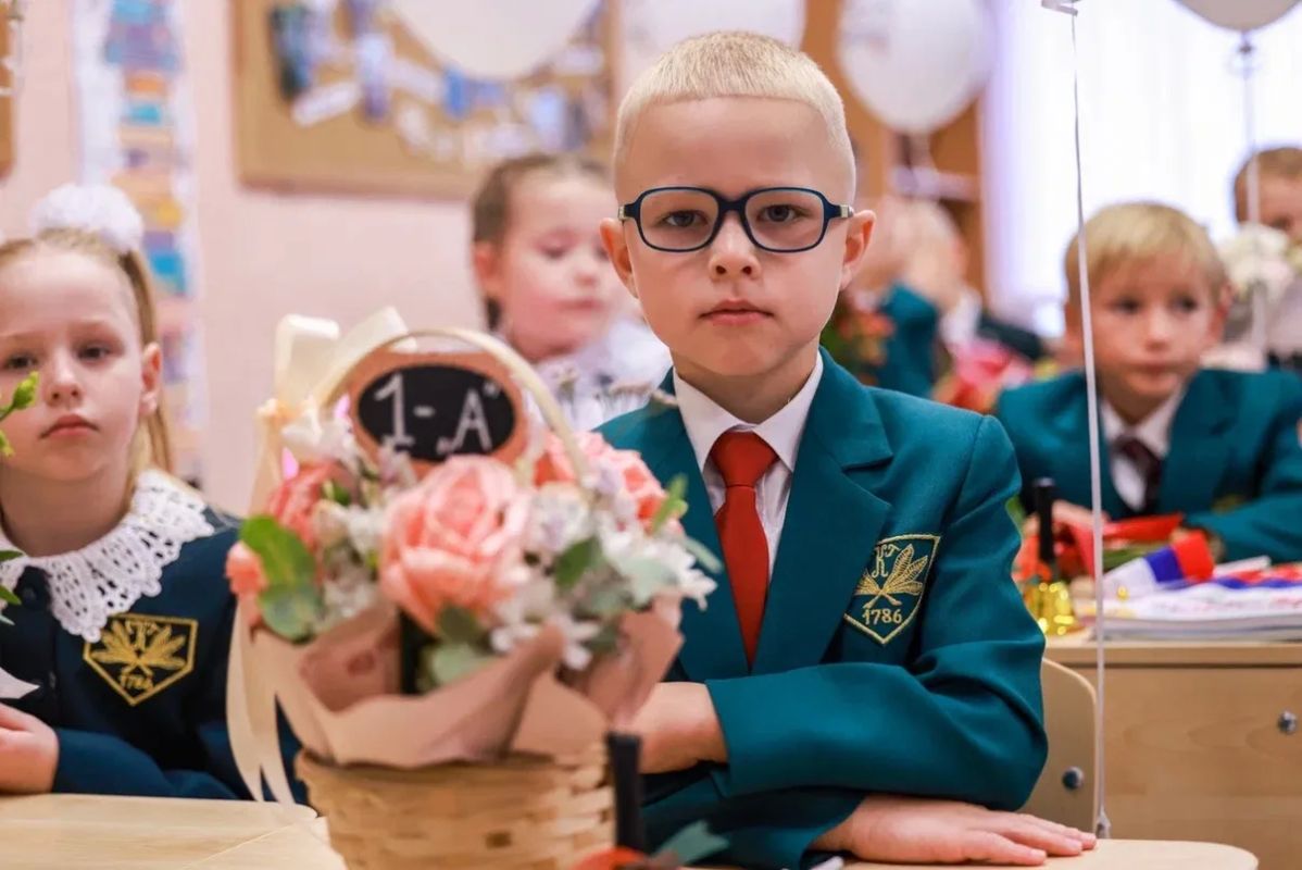 Василий Анохин: Гимназия имени Н.М. Пржевальского в Смоленске – одно из старейших учебных заведений в городе, в этом году учреждению исполняется 240 лет Василий Анохин: Гимназия имени Н.М. Пржевальского в Смоленске – одно из старейших учебных заведений в городе, в этом году учреждению исполняется 240 лет