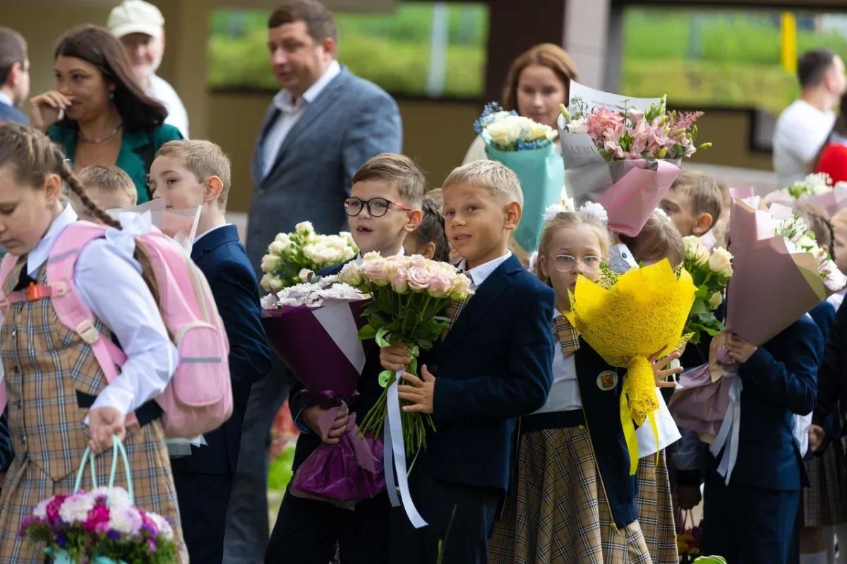 Александр Новиков: В День знаний вместе с учениками, педагогами и родителями встретил начало нового учебного года в Многопрофильном лицее в микрорайоне Соловьиная роща Александр Новиков: В День знаний вместе с учениками, педагогами и родителями встретил начало нового учебного года в Многопрофильном лицее в микрорайоне Соловьиная роща