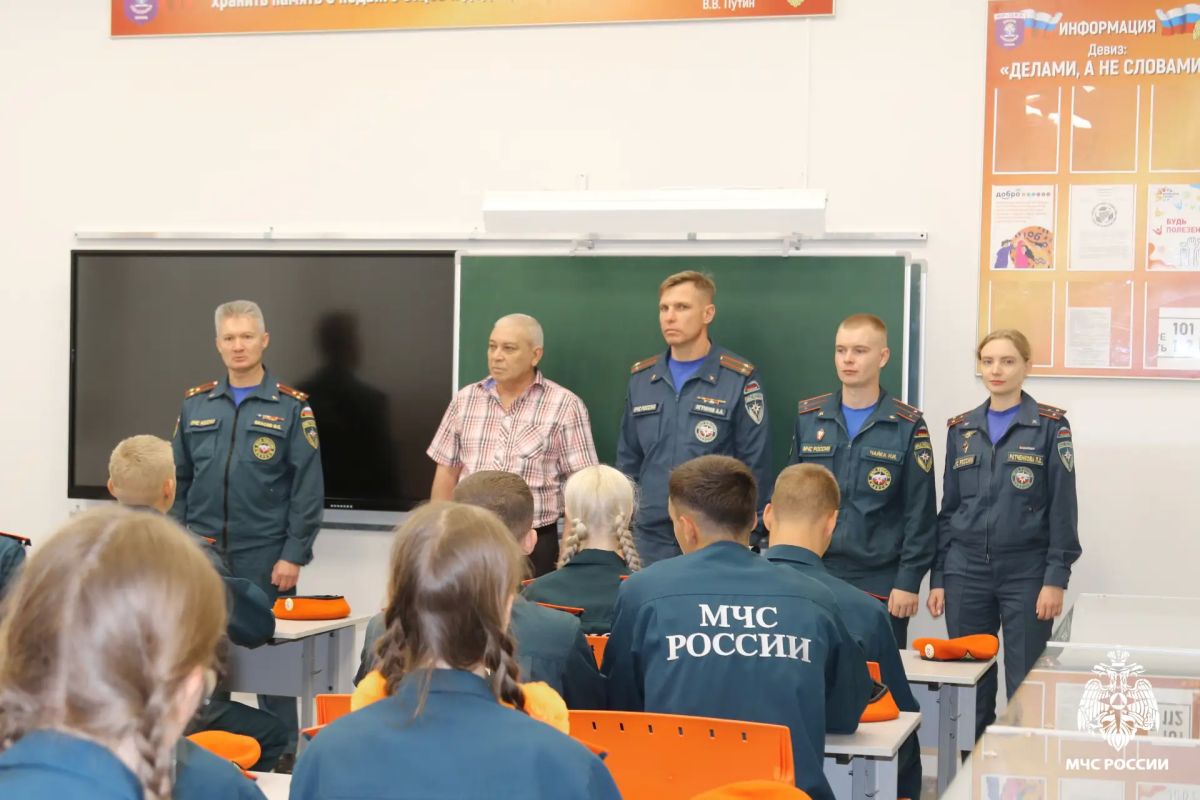 Здравствуй, школа!. Больше фото в альбоме В средней школе № 28 Смоленска первый звонок в этом году дал старт учебному процессу не только для обычных классов, но и для ребят класса пожарно-спасательного профиля Здравствуй, школа!. Больше фото в альбоме В средней школе № 28 Смоленска первый звонок в этом году дал старт учебному процессу не только для обычных классов, но и для ребят класса пожарно-спасательного профиля