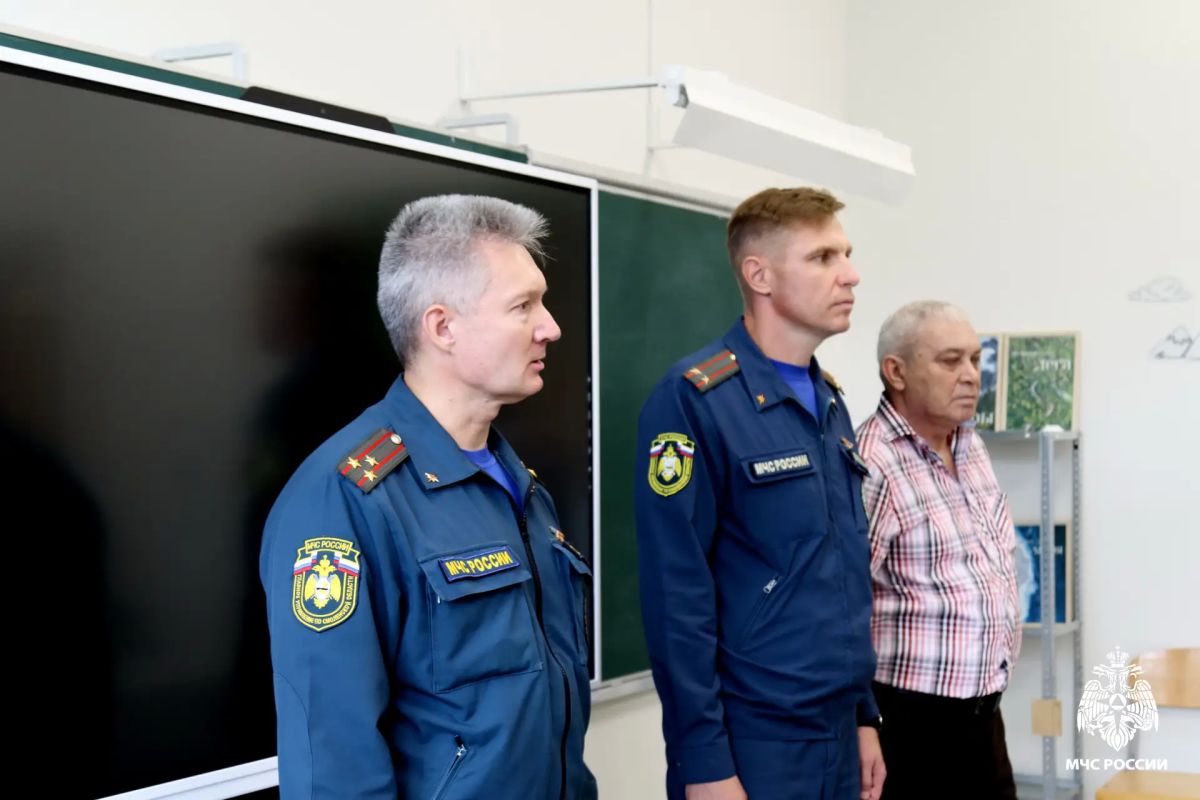 Здравствуй, школа!. Больше фото в альбоме В средней школе № 28 Смоленска первый звонок в этом году дал старт учебному процессу не только для обычных классов, но и для ребят класса пожарно-спасательного профиля Здравствуй, школа!. Больше фото в альбоме В средней школе № 28 Смоленска первый звонок в этом году дал старт учебному процессу не только для обычных классов, но и для ребят класса пожарно-спасательного профиля