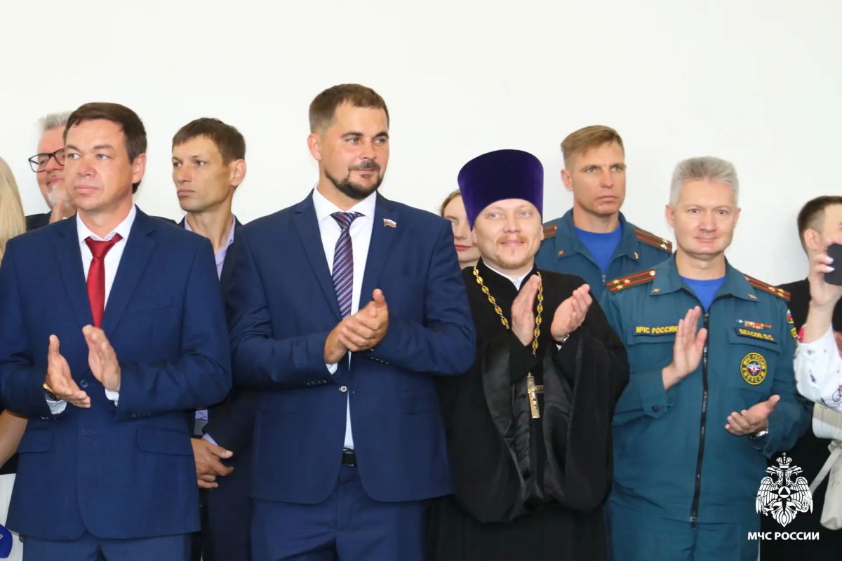 Здравствуй, школа!. Больше фото в альбоме В средней школе № 28 Смоленска первый звонок в этом году дал старт учебному процессу не только для обычных классов, но и для ребят класса пожарно-спасательного профиля Здравствуй, школа!. Больше фото в альбоме В средней школе № 28 Смоленска первый звонок в этом году дал старт учебному процессу не только для обычных классов, но и для ребят класса пожарно-спасательного профиля