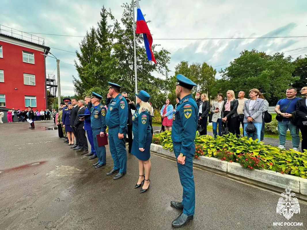 МЧС России и кадеты: традиции мужества и безопасности МЧС России и кадеты: традиции мужества и безопасности