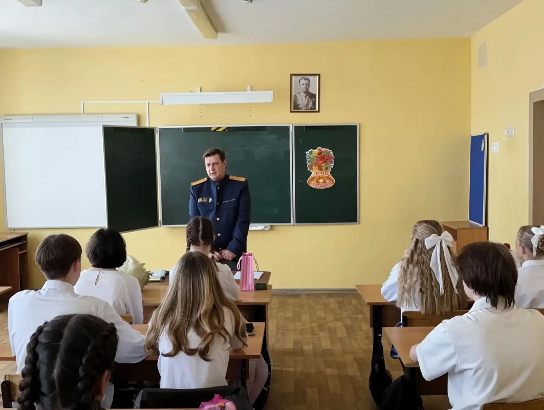Офицеры следственного управления СК России по Смоленской области поздравили кадет с Днем знаний Офицеры следственного управления СК России по Смоленской области поздравили кадет с Днем знаний