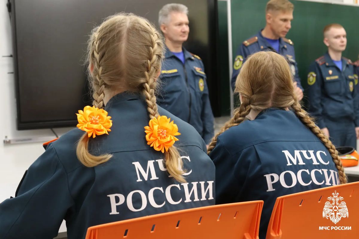 Здравствуй, школа!. Больше фото в альбоме В средней школе № 28 Смоленска первый звонок в этом году дал старт учебному процессу не только для обычных классов, но и для ребят класса пожарно-спасательного профиля Здравствуй, школа!. Больше фото в альбоме В средней школе № 28 Смоленска первый звонок в этом году дал старт учебному процессу не только для обычных классов, но и для ребят класса пожарно-спасательного профиля