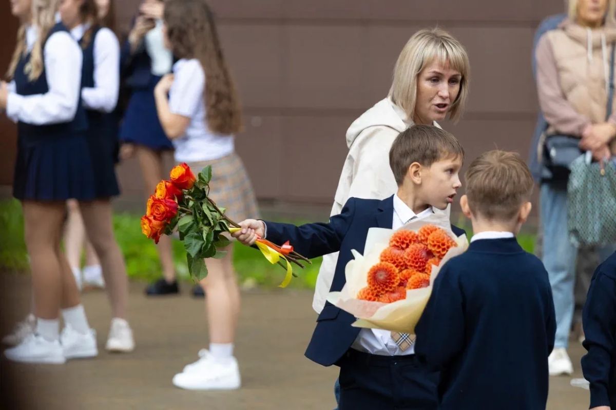 Александр Новиков: В День знаний вместе с учениками, педагогами и родителями встретил начало нового учебного года в Многопрофильном лицее в микрорайоне Соловьиная роща Александр Новиков: В День знаний вместе с учениками, педагогами и родителями встретил начало нового учебного года в Многопрофильном лицее в микрорайоне Соловьиная роща