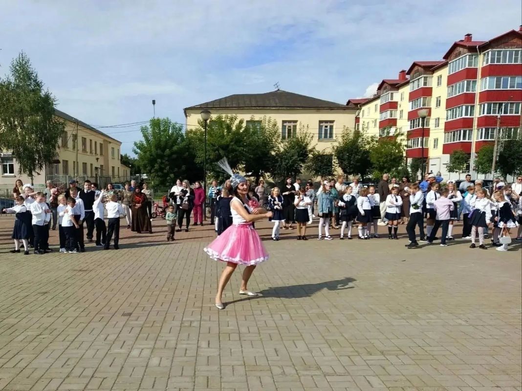 В Смоленской области в День знаний прошли торжественные линейки и праздничные мероприятия, многие из них были посвящены истории страны и подвигам защитников Отечества В Смоленской области в День знаний прошли торжественные линейки и праздничные мероприятия, многие из них были посвящены истории страны и подвигам защитников Отечества