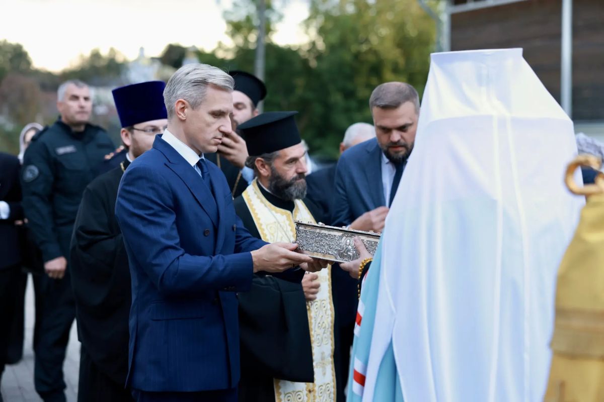 Василий Анохин: Сегодня в Смоленск прибыла величайшая христианская святыня – десница святителя Спиридона Тримифунтского Василий Анохин: Сегодня в Смоленск прибыла величайшая христианская святыня – десница святителя Спиридона Тримифунтского