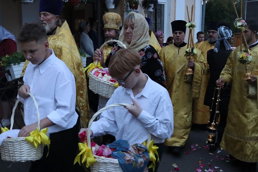 Сотни верующих приехали поклониться деснице святителя Спиридона Тримифунтского в Смоленск, сообщил губернатор региона Василий Анохин Сотни верующих приехали поклониться деснице святителя Спиридона Тримифунтского в Смоленск, сообщил губернатор региона Василий Анохин