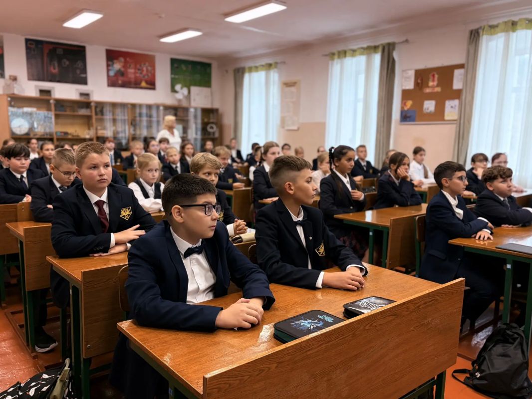 В Смоленске для учащихся гимназии № 1 офицеры регионального СКР провели занятие, посвященное Дню солидарности в борьбе с терроризмом В Смоленске для учащихся гимназии № 1 офицеры регионального СКР провели занятие, посвященное Дню солидарности в борьбе с терроризмом