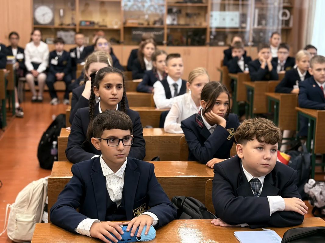 В Смоленске для учащихся гимназии № 1 офицеры регионального СКР провели занятие, посвященное Дню солидарности в борьбе с терроризмом В Смоленске для учащихся гимназии № 1 офицеры регионального СКР провели занятие, посвященное Дню солидарности в борьбе с терроризмом