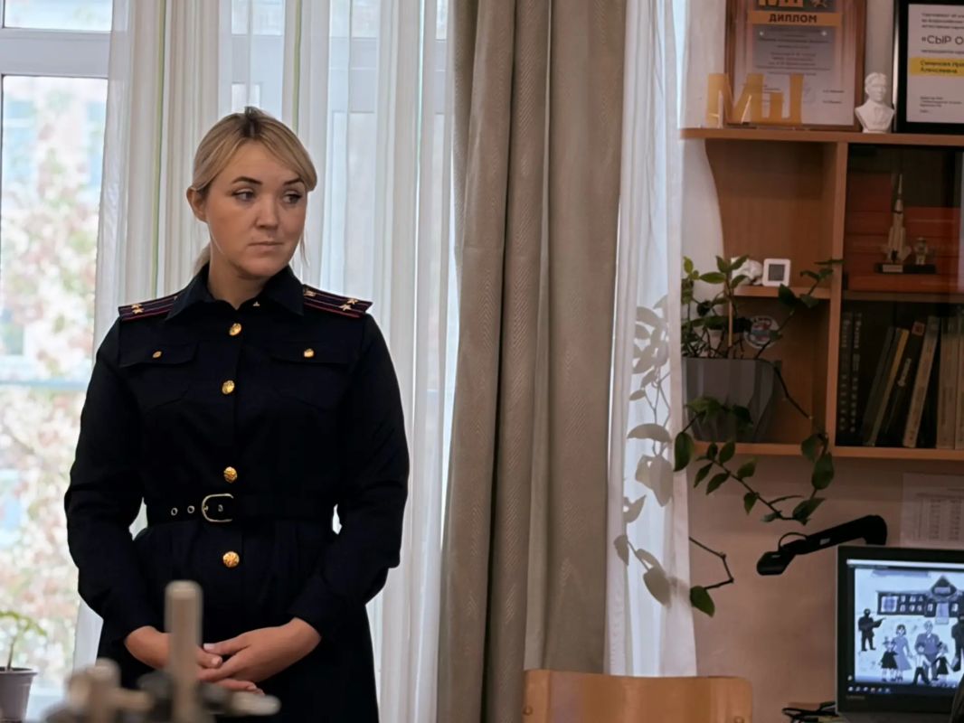 В Смоленске для учащихся гимназии № 1 офицеры регионального СКР провели занятие, посвященное Дню солидарности в борьбе с терроризмом В Смоленске для учащихся гимназии № 1 офицеры регионального СКР провели занятие, посвященное Дню солидарности в борьбе с терроризмом
