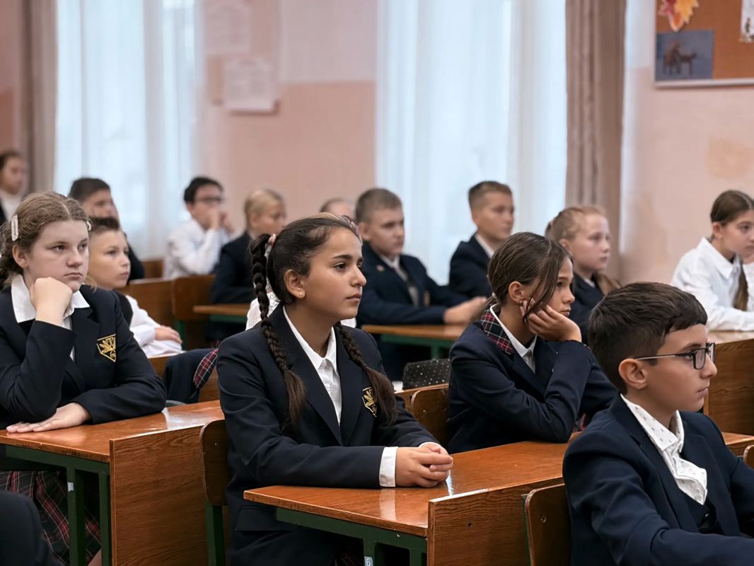 В Смоленске для учащихся гимназии № 1 офицеры регионального СКР провели занятие, посвященное Дню солидарности в борьбе с терроризмом В Смоленске для учащихся гимназии № 1 офицеры регионального СКР провели занятие, посвященное Дню солидарности в борьбе с терроризмом
