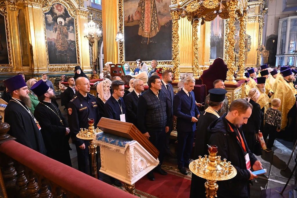 Сотни верующих приехали поклониться деснице святителя Спиридона Тримифунтского в Смоленск, сообщил губернатор региона Василий Анохин Сотни верующих приехали поклониться деснице святителя Спиридона Тримифунтского в Смоленск, сообщил губернатор региона Василий Анохин