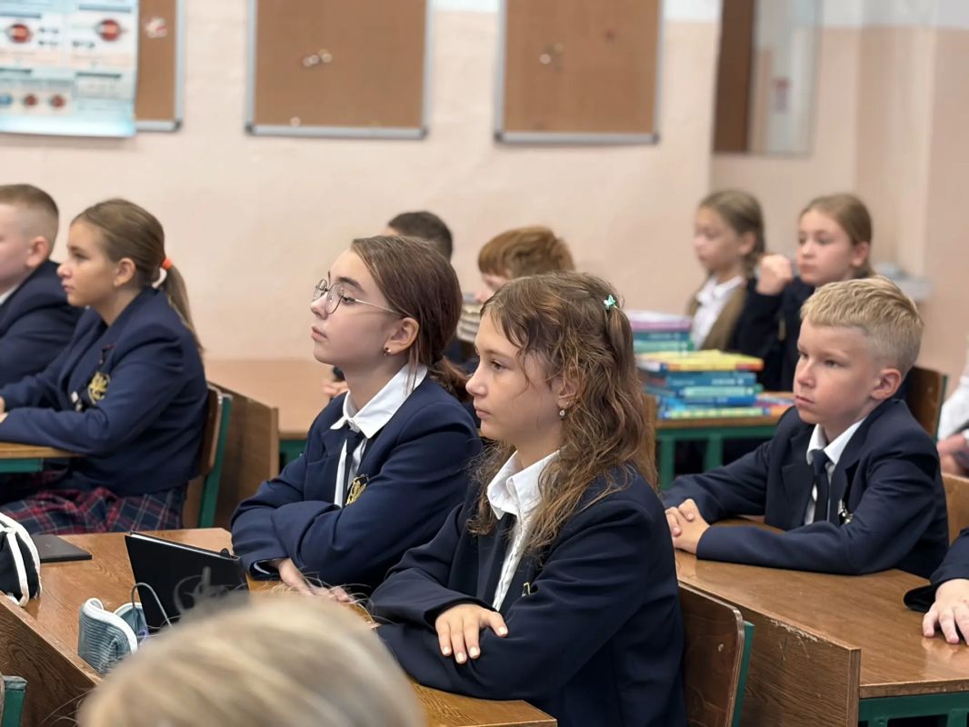 В Смоленске для учащихся гимназии № 1 офицеры регионального СКР провели занятие, посвященное Дню солидарности в борьбе с терроризмом В Смоленске для учащихся гимназии № 1 офицеры регионального СКР провели занятие, посвященное Дню солидарности в борьбе с терроризмом