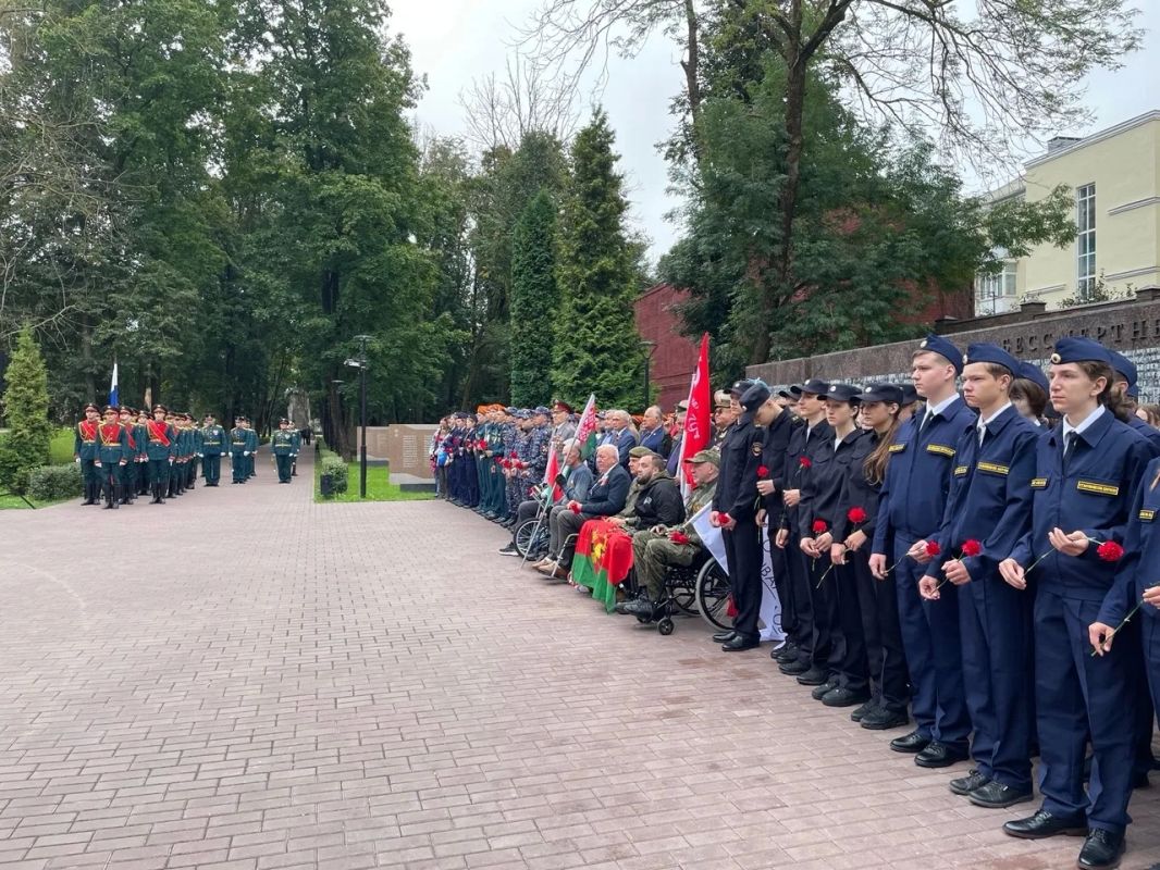 Александр Новиков: Принял участие в торжественном митинге в сквере Памяти Героев, посвящённом международному супермарафону инвалидов-колясочников Союзного государства «22 июня 1941 года Александр Новиков: Принял участие в торжественном митинге в сквере Памяти Героев, посвящённом международному супермарафону инвалидов-колясочников Союзного государства «22 июня 1941 года