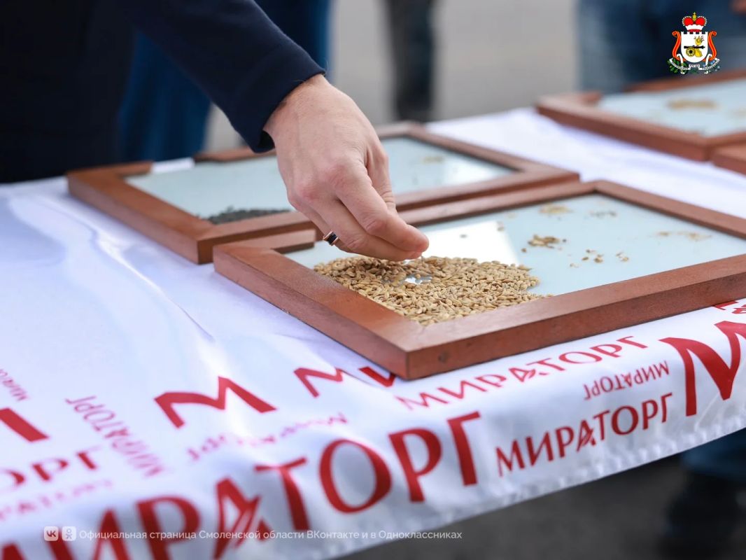 В Рославльском округе запущен современный зерносушильный комплекс «Гореново» В Рославльском округе запущен современный зерносушильный комплекс «Гореново»