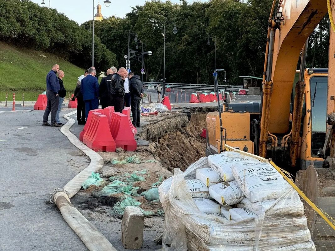 На склоне на Большой Советской продолжают бурить сваи для подпорной стены На склоне на Большой Советской продолжают бурить сваи для подпорной стены