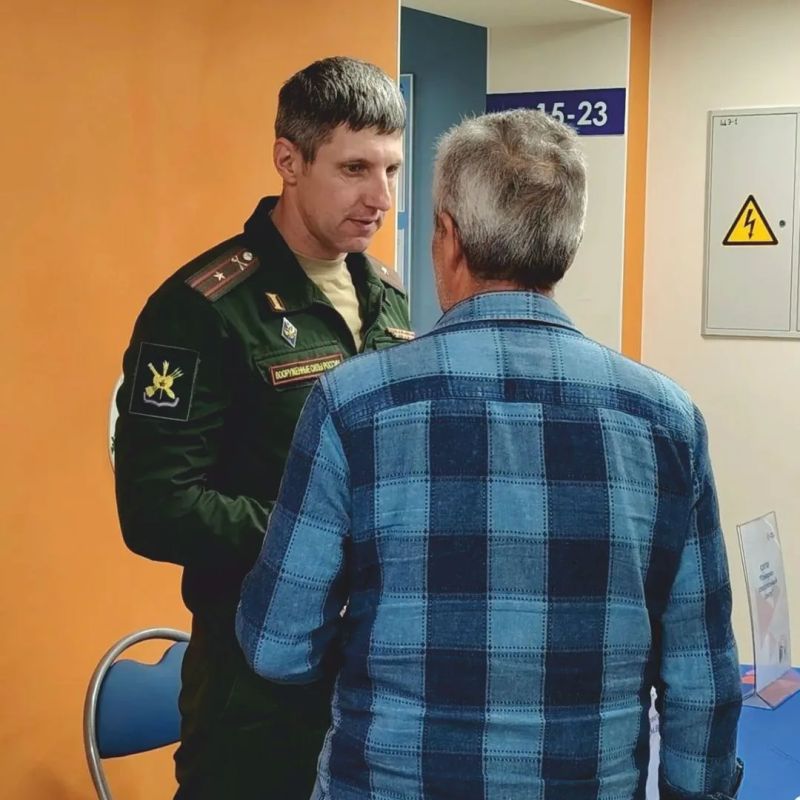 Сегодня в Кадровом центре города Смоленска состоялась ярмарка трудоустройства для граждан - участников специальной военной операции под названием «Карьера начинается здесь» Сегодня в Кадровом центре города Смоленска состоялась ярмарка трудоустройства для граждан - участников специальной военной операции под названием «Карьера начинается здесь»