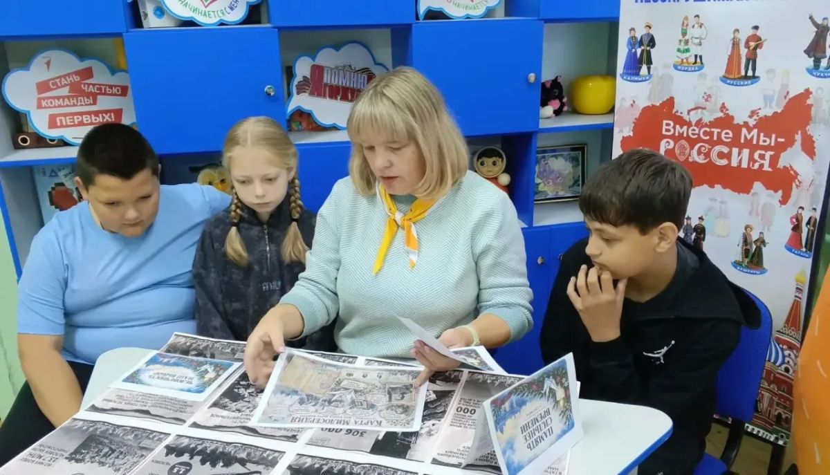 В преддверии Международного дня памяти жертв фашизма в рамках творческой мастерской «Окно мира» младшие школьники создали из картона окна с рисунками на тему «Мой мирный день», а на обороте написали, что для них значит мир В преддверии Международного дня памяти жертв фашизма в рамках творческой мастерской «Окно мира» младшие школьники создали из картона окна с рисунками на тему «Мой мирный день», а на обороте написали, что для них значит мир