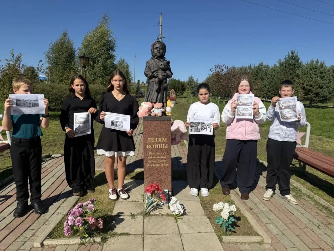 В преддверии Международного дня памяти жертв фашизма в рамках творческой мастерской «Окно мира» младшие школьники создали из картона окна с рисунками на тему «Мой мирный день», а на обороте написали, что для них значит мир В преддверии Международного дня памяти жертв фашизма в рамках творческой мастерской «Окно мира» младшие школьники создали из картона окна с рисунками на тему «Мой мирный день», а на обороте написали, что для них значит мир