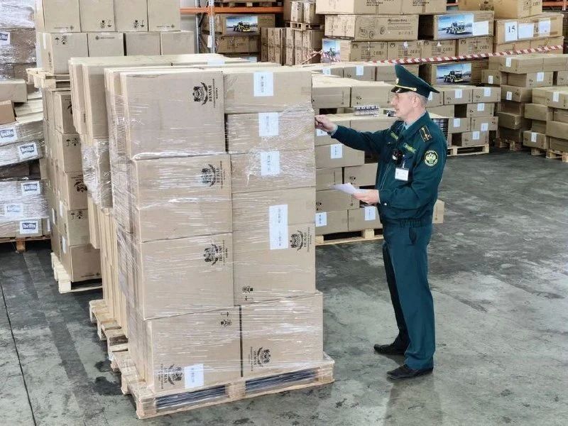 Смоленские таможенники обнаружили нелегальные сигареты в фуре с косметикой Смоленские таможенники обнаружили нелегальные сигареты в фуре с косметикой