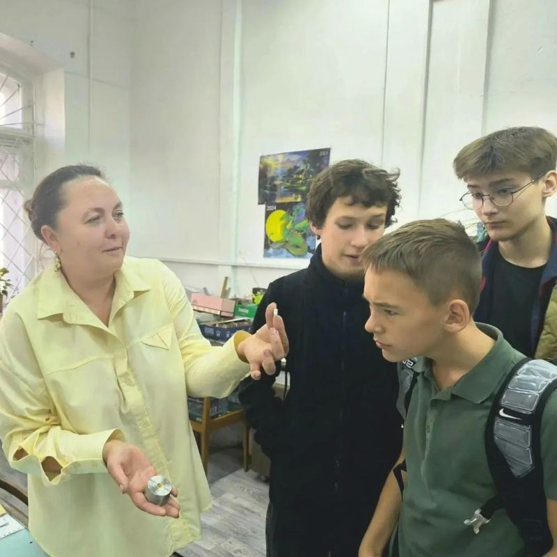 Кадровый центр «Работа России» Рославльского округа совместно с Управлением образования Администрации муниципального образования «Рославльский муниципальный округ» Смоленской области организовали профориентационную экскурсию... Кадровый центр «Работа России» Рославльского округа совместно с Управлением образования Администрации муниципального образования «Рославльский муниципальный округ» Смоленской области организовали профориентационную экскурсию...