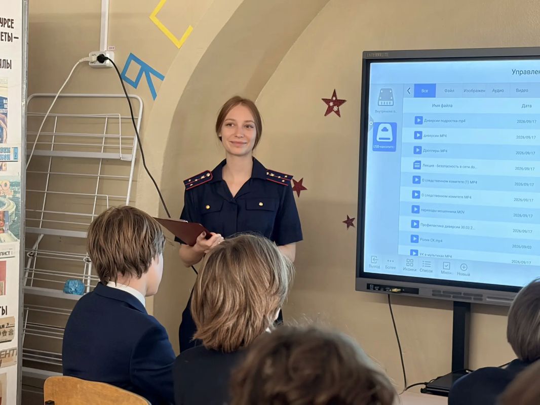 Офицеры следственного управления СКР по Смоленской области провели профилактическое мероприятие для учеников гимназии № 1 Смоленска Офицеры следственного управления СКР по Смоленской области провели профилактическое мероприятие для учеников гимназии № 1 Смоленска