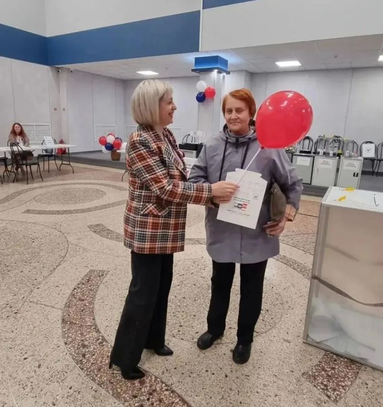 С особой теплотой встречали члены УИКов Смоленской области именинников – тех избирателей, которые несмотря на личный праздник, нашли время, пришли на избирательные участки и проголосовали С особой теплотой встречали члены УИКов Смоленской области именинников – тех избирателей, которые несмотря на личный праздник, нашли время, пришли на избирательные участки и проголосовали