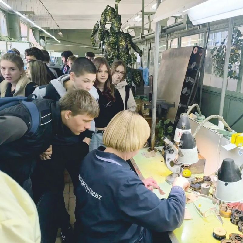 Кадровый центр «Работа России» Рославльского округа совместно с Управлением образования Администрации муниципального образования «Рославльский муниципальный округ» Смоленской области организовали профориентационную экскурсию... Кадровый центр «Работа России» Рославльского округа совместно с Управлением образования Администрации муниципального образования «Рославльский муниципальный округ» Смоленской области организовали профориентационную экскурсию...