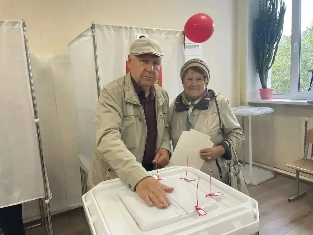 На избирательные участки региона активно приходят избиратели На избирательные участки региона активно приходят избиратели