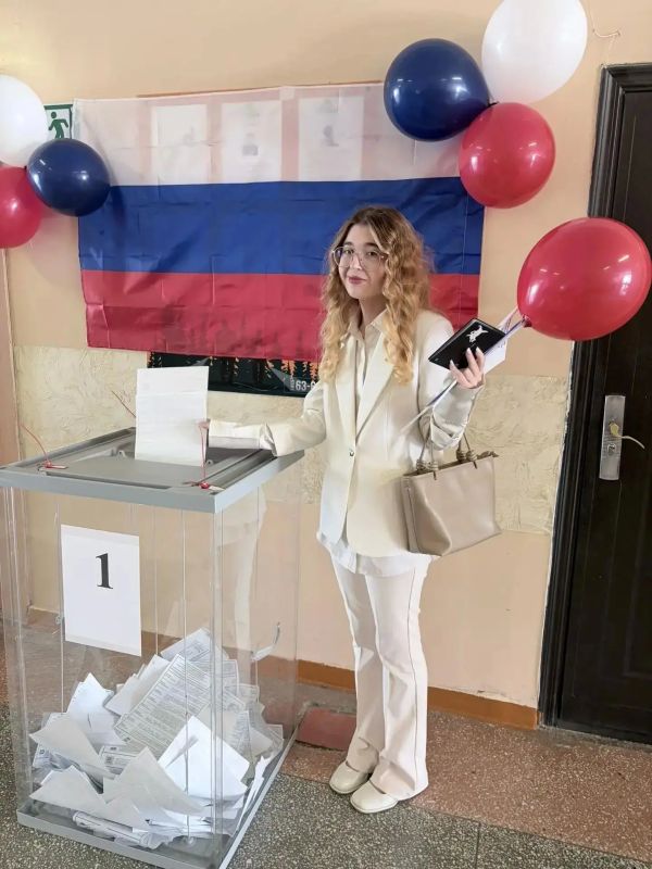 67 Молодёжь Смоленщины голосует, получает сувениры и участвует в акции «Просто голосуй!» 67 Молодёжь Смоленщины голосует, получает сувениры и участвует в акции «Просто голосуй!»