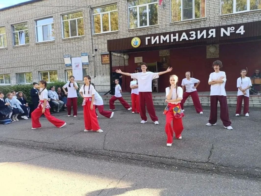 Позитивная, дружеская и праздничная атмосфера царит на участках Смоленской области. И здесь избирателей встречают как долгожданных гостей! Организаторы подготовили для жителей интересную и насыщенную культурную программу Позитивная, дружеская и праздничная атмосфера царит на участках Смоленской области. И здесь избирателей встречают как долгожданных гостей! Организаторы подготовили для жителей интересную и насыщенную культурную программу