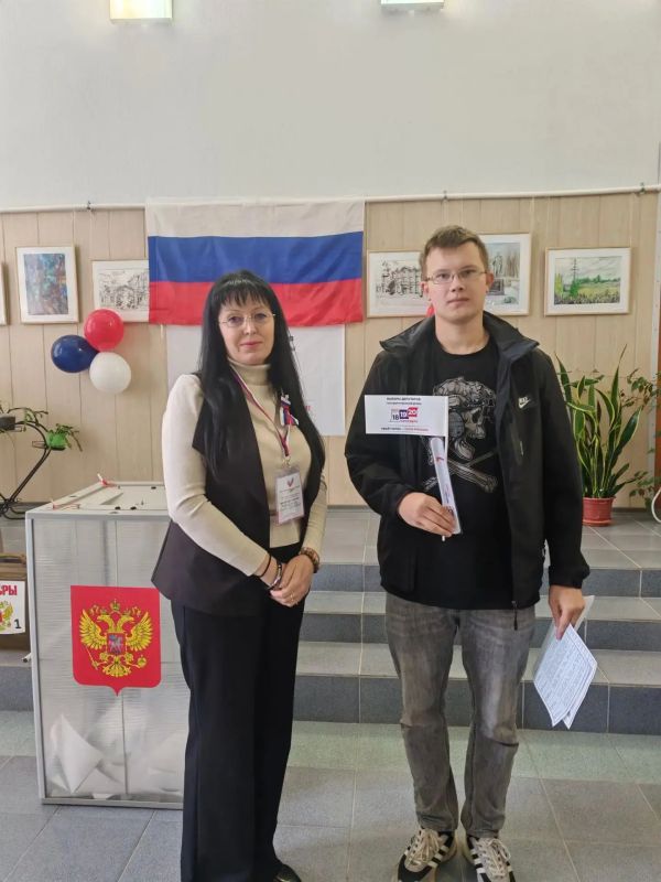 67 Молодёжь Смоленщины голосует, получает сувениры и участвует в акции «Просто голосуй!» 67 Молодёжь Смоленщины голосует, получает сувениры и участвует в акции «Просто голосуй!»