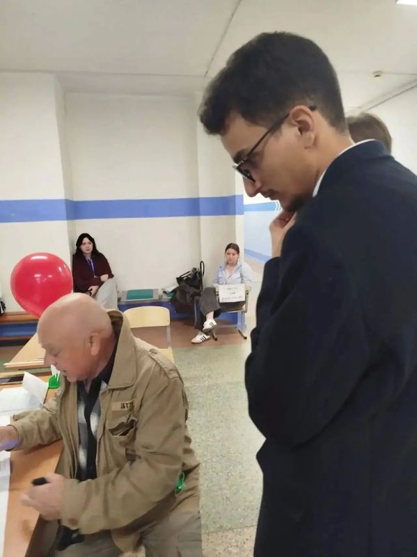 Василий Анохин: Молодые эксперты из восьми стран мира приехали в Смоленскую область, чтобы своими глазами увидеть, как организован избирательный процесс в России, оценить его открытость и легитимность Василий Анохин: Молодые эксперты из восьми стран мира приехали в Смоленскую область, чтобы своими глазами увидеть, как организован избирательный процесс в России, оценить его открытость и легитимность