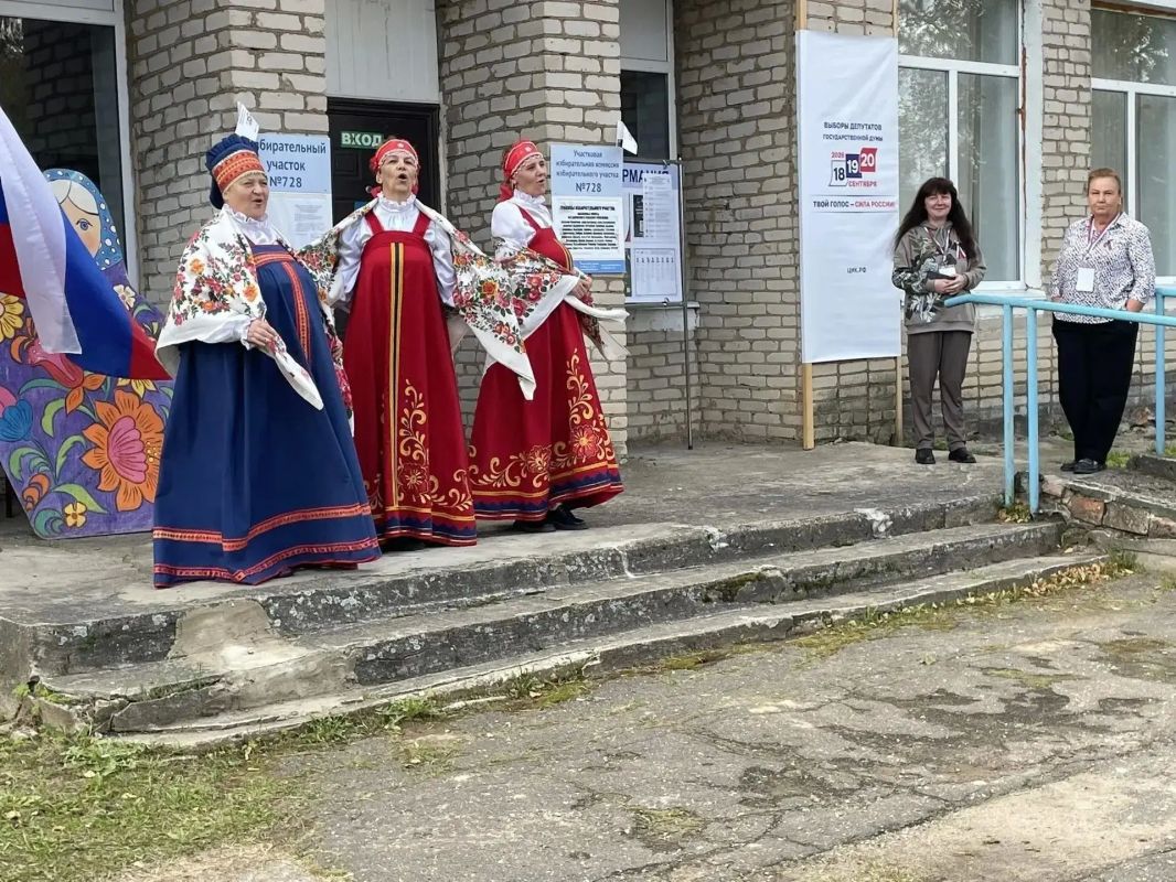 Позитивная, дружеская и праздничная атмосфера царит на участках Смоленской области. И здесь избирателей встречают как долгожданных гостей! Организаторы подготовили для жителей интересную и насыщенную культурную программу Позитивная, дружеская и праздничная атмосфера царит на участках Смоленской области. И здесь избирателей встречают как долгожданных гостей! Организаторы подготовили для жителей интересную и насыщенную культурную программу