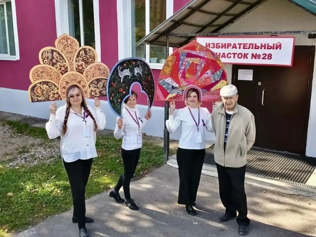 Проголосовав на избирательном участке на выборах депутатов Госдумы, многие избиратели не спешат домой, ведь для них подготовлена насыщенная досуговая программа – концерты, выставки и фотозоны… Члены участковых избирательных... Проголосовав на избирательном участке на выборах депутатов Госдумы, многие избиратели не спешат домой, ведь для них подготовлена насыщенная досуговая программа – концерты, выставки и фотозоны… Члены участковых избирательных...