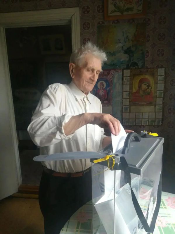 Особое отношение членов УИКов – к старейшим жителям Смоленской области, которые переживают за будущее своей малой родины и всей страны Особое отношение членов УИКов – к старейшим жителям Смоленской области, которые переживают за будущее своей малой родины и всей страны