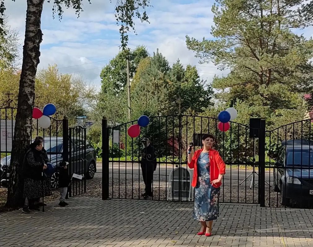 Проголосовав на избирательном участке на выборах депутатов Госдумы, многие избиратели не спешат домой, ведь для них подготовлена насыщенная досуговая программа – концерты, выставки и фотозоны… Члены участковых избирательных... Проголосовав на избирательном участке на выборах депутатов Госдумы, многие избиратели не спешат домой, ведь для них подготовлена насыщенная досуговая программа – концерты, выставки и фотозоны… Члены участковых избирательных...